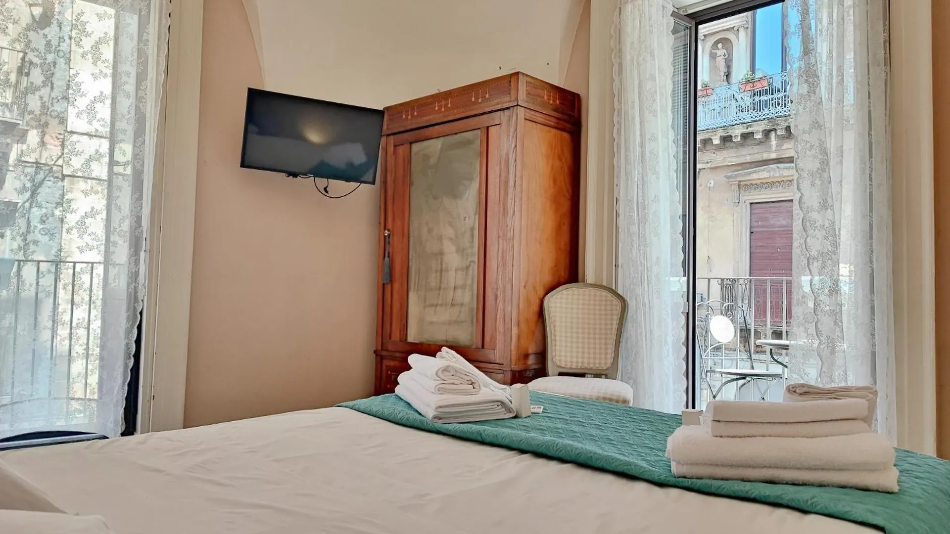 Appartamento Esclusivo Con Vista Duomo E 5 Balconi Catania 0*,  Italy